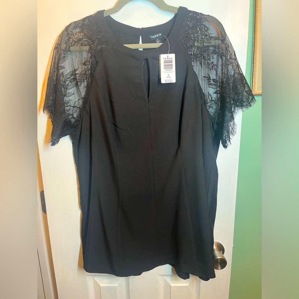 🆕 NWT torrid top eyelash lace sleeves keyhole back size 2X black